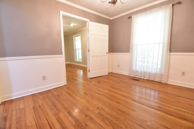 Building Photo - Available Now! 3 Bedroom 2 Bathroom Home- ...
