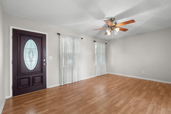 Foto del edificio - 616 Pinewood Dr