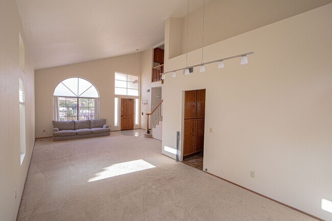 Building Photo - A beautiful house 3 bed/ 3 bath in Rancho ...