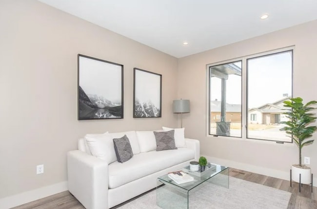 Building Photo - 1 bedroom condo, located steps from all of Black Bull's incredible amenities