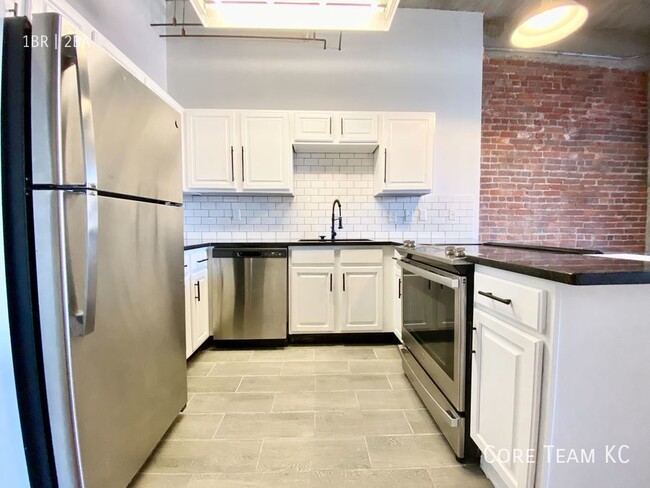 Building Photo - Renovated 1 Bed + Bonus Room in Downtown!