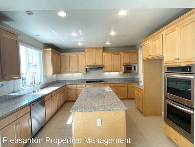 Building Photo - 5 br, 4.5 bath House - 913 Bailey Ct.