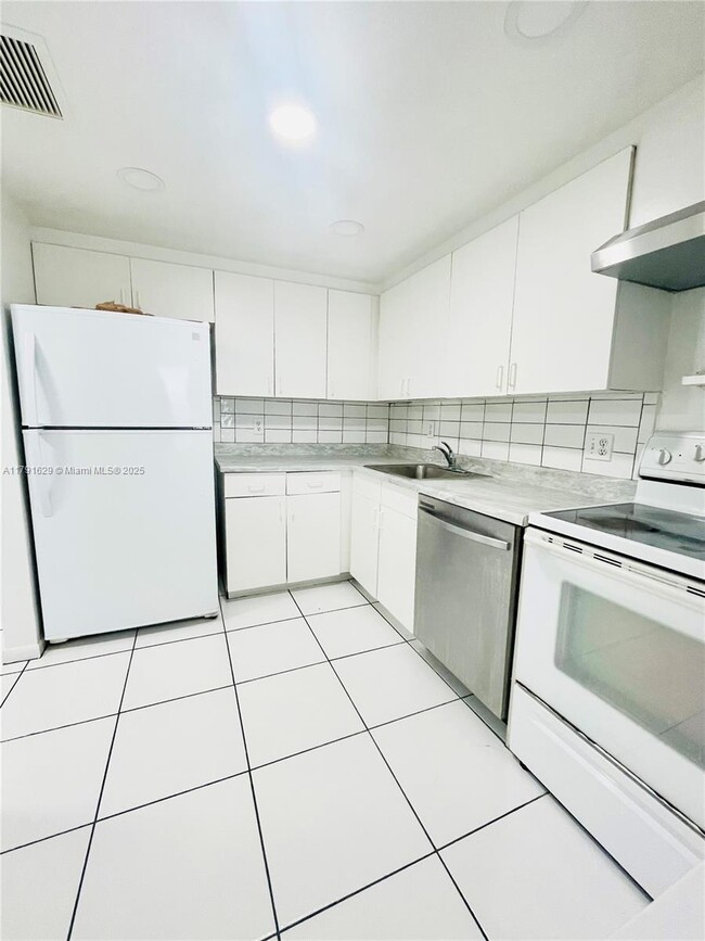 Foto del edificio - 13499 Biscayne Blvd