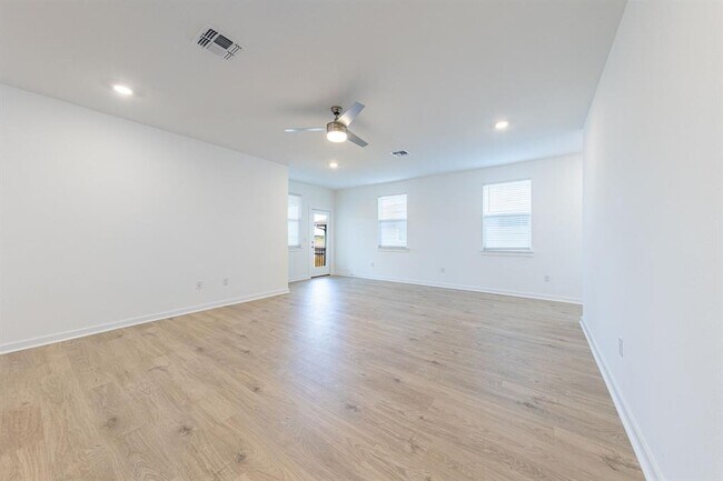 Foto del edificio - 2404 Tucker Ln