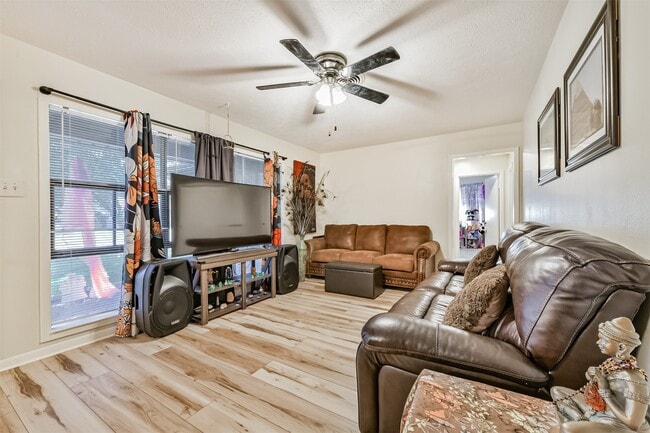 Building Photo - 222 Linda St