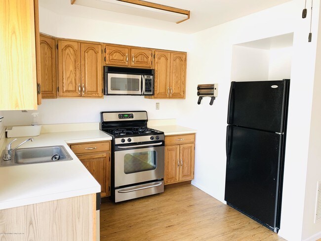 Building Photo - 46 Cuba Ave