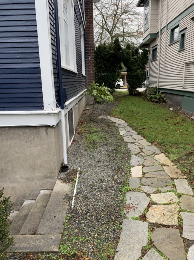 private entrace - side path - 2506 N Alder St
