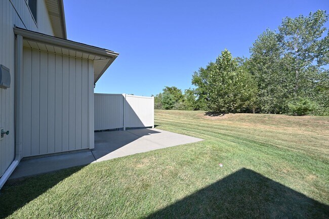 Building Photo - Nice Three bedrooms, 2.5 bath townhouse wi...