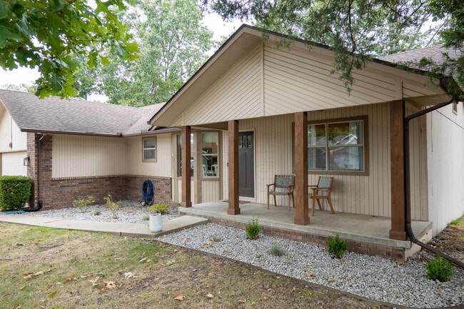 Building Photo - 4 Penrith Dr
