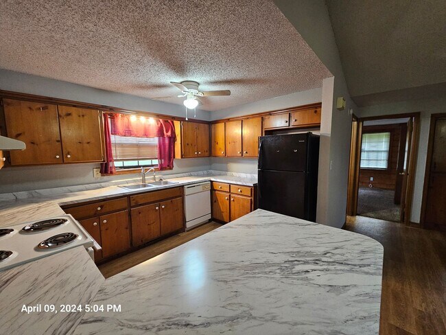 Foto del edificio - (3) Bed Duplex in Noble Avail NOW!