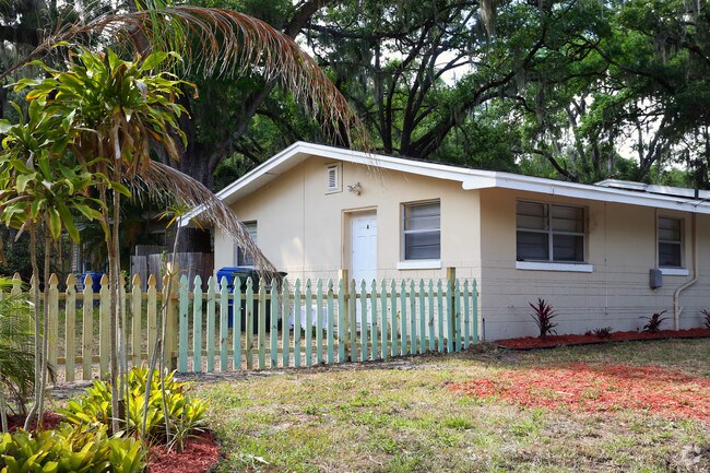 Foto del edificio - 603 6th St NE Largo, FL 33770