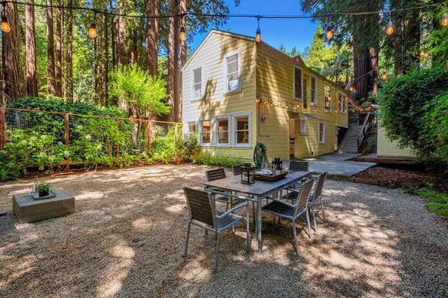 Building Photo - CHARMING 2-BEDROOM COTTAGE IN THE HEART OF...