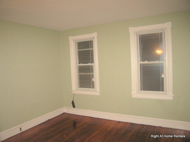 Building Photo - 2 bedroom home in quiet area, wood floors,...