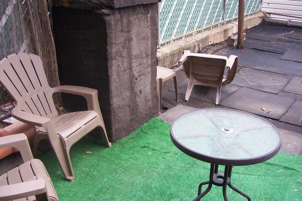 Primary Photo - 114 Diamond St