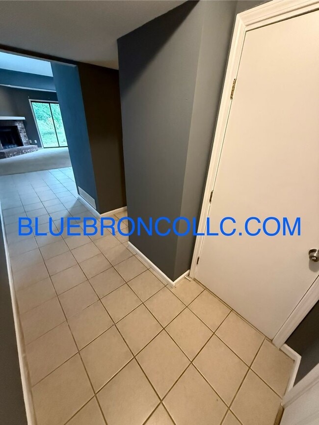 Building Photo - This one will go fast, marvelous 3 bedroom...