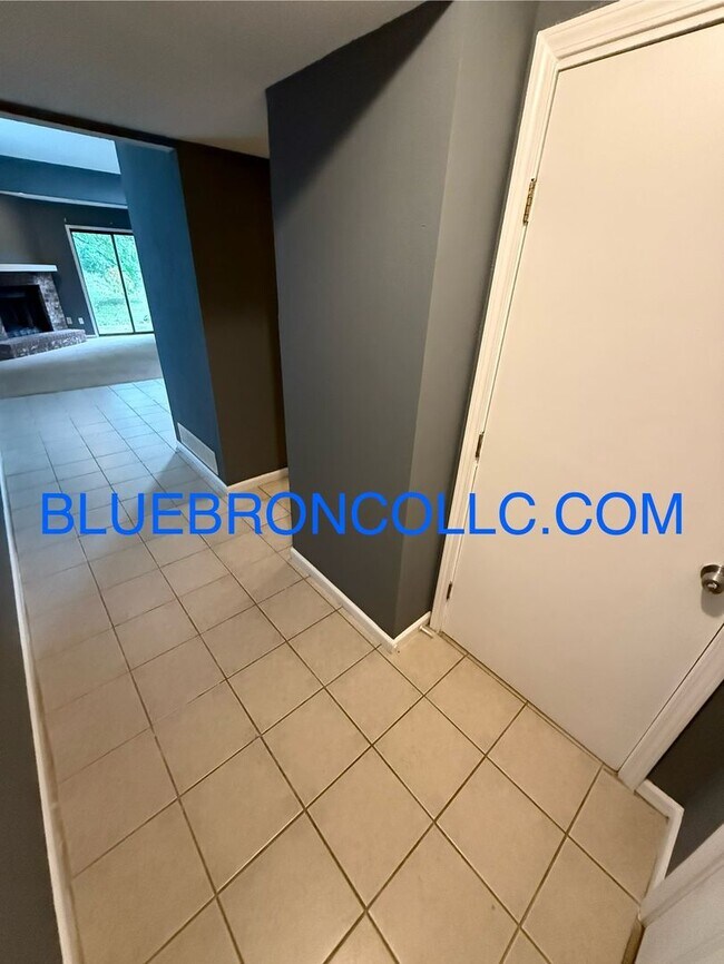 Foto del edificio - This one will go fast, marvelous 3 bedroom...