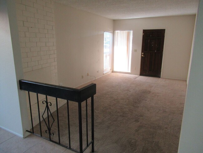 Foto del edificio - 2 BED 2 BATH DUPLEX FOR RENT
