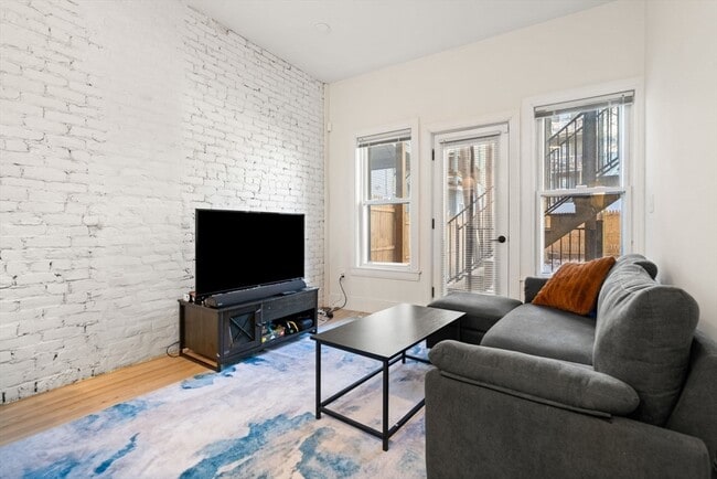 Building Photo - 309 Saratoga St