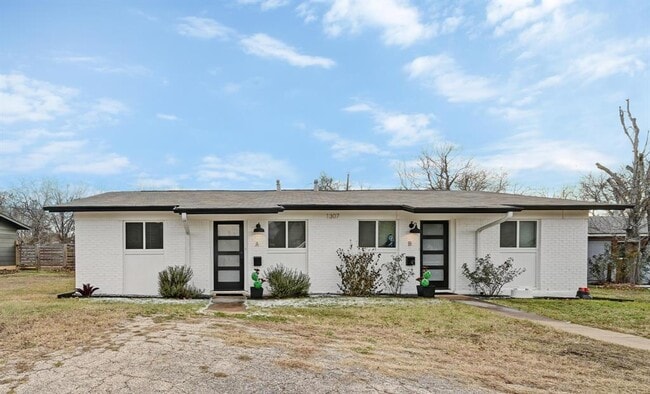 Building Photo - 1307 Falcon Cove