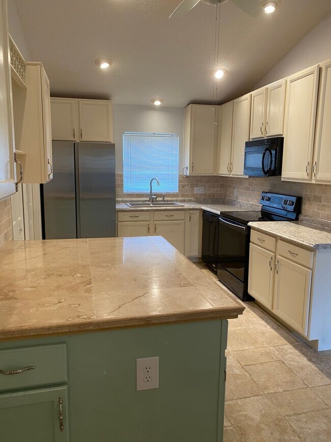 Building Photo - LOVELY AND SPACIOUS HOME IN THE ABBEY WOOD...