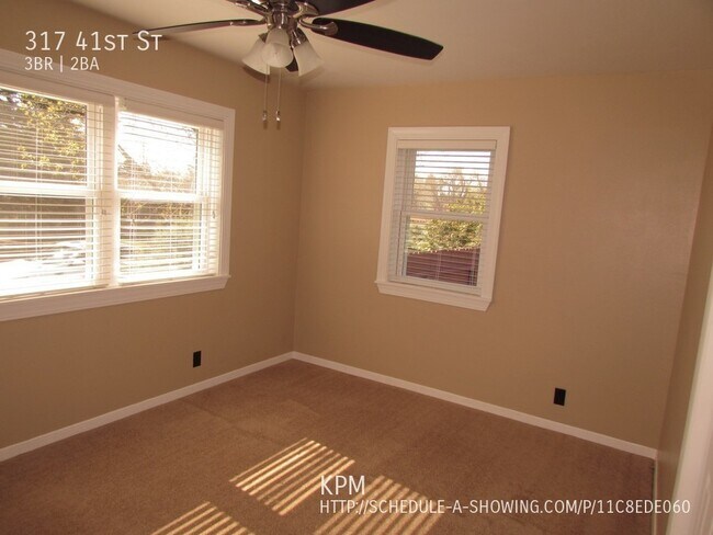 Building Photo - 3 BEDROOM | 2 BATHROOM | GARAGE | WEST