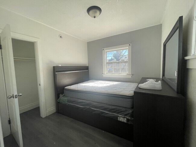 Bedroom - 472 W 47th Plz