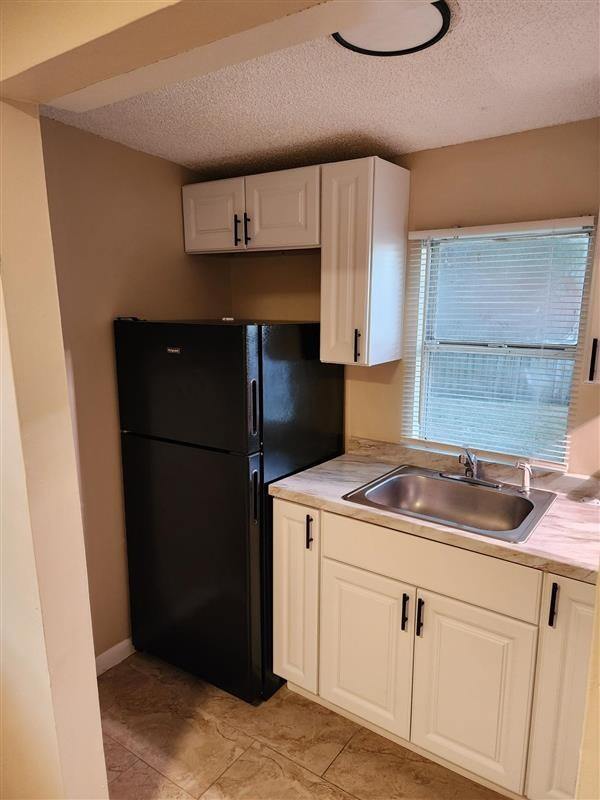 Building Photo - 812 E Lotus Ave