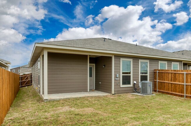 Foto del edificio - GORGEOUS 3 BEDROOM DUPLEX LOCATED IN MIDLO...