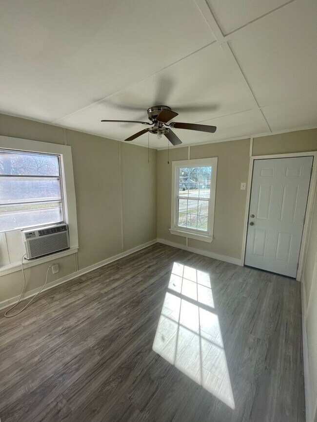 Building Photo - Remodeled Back House