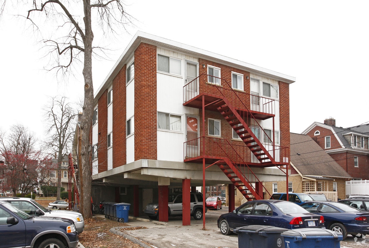 Building Photo - 905 Church St