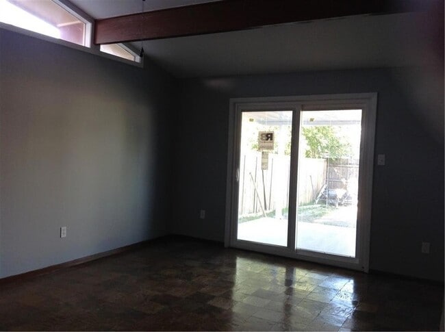 Foto del edificio - 5801 Rosalie Ct