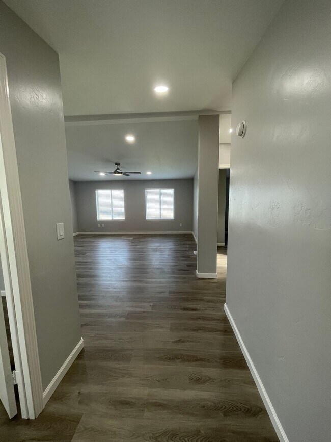 Building Photo - Beautiful 3 Bedroom 2 Bath Single Family H...