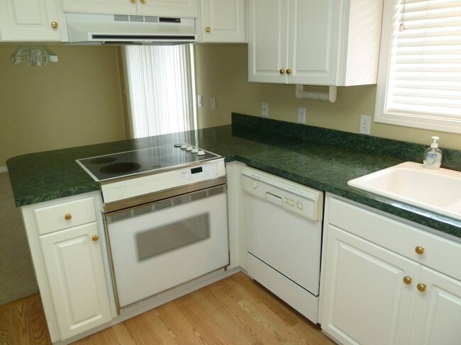 Foto del edificio - 4bd/2.5ba huge 2436sqft, 2-car garage, ful...