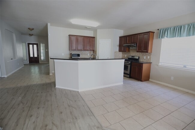 Foto del edificio - 5547 Linden Rose Ln
