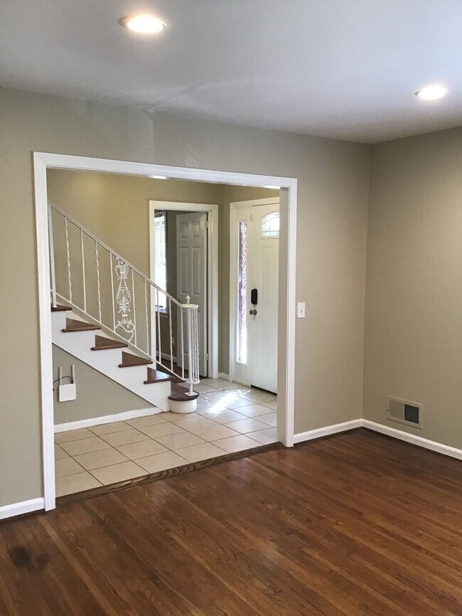 Building Photo - Newly Remodeled Smart Home. Self-Tour Today!