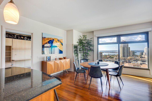 Building Photo - Luxury Fully Furnished Corner Unit with Breathtaking Bay & City Views