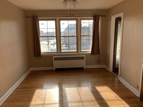 Building Photo - 114 N Spring St