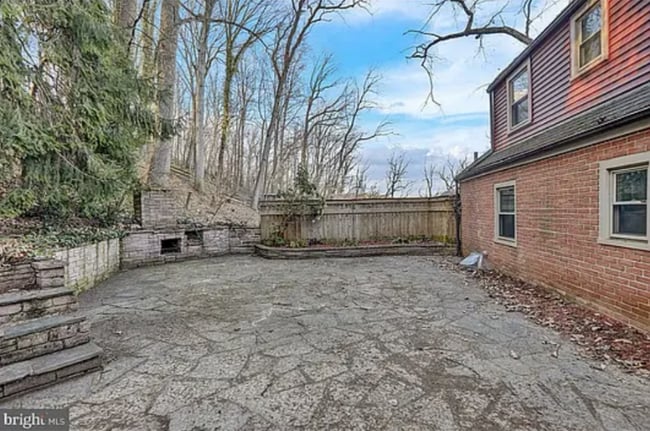 Building Photo - 212 Laurel Ave