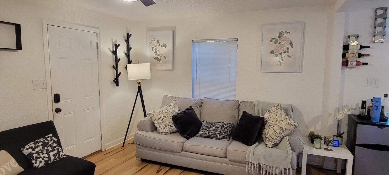 Foto principal - 165 W Crystal Lake Ave