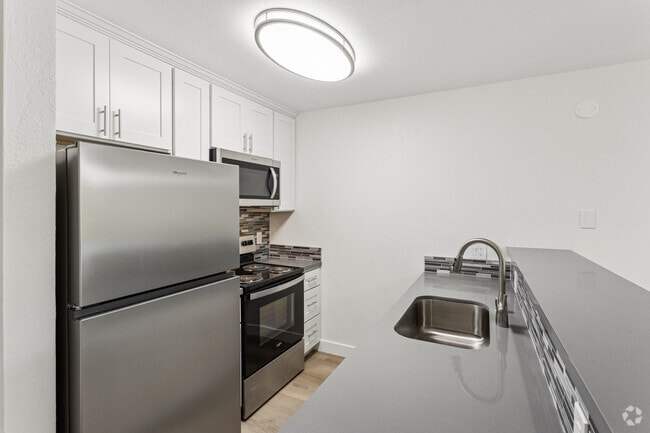 1BR, 1BA - 550SF - Kitchen - Apricot Pit Apartments