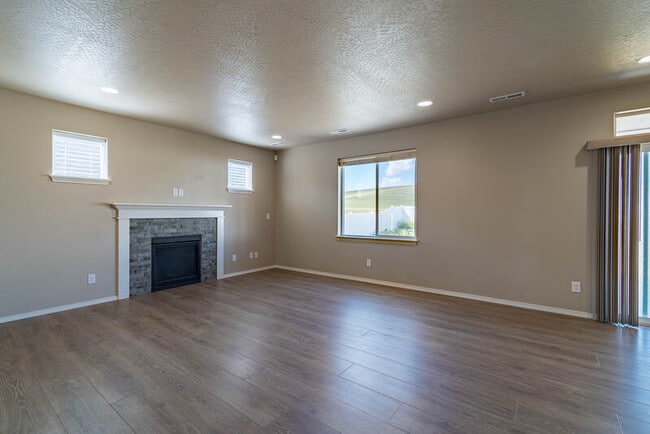 Building Photo - 705 Condor Dr