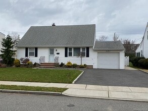 Building Photo - 25 Woodhollow Rd