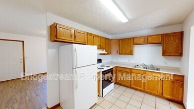 Building Photo - 198 Woodsview Dr
