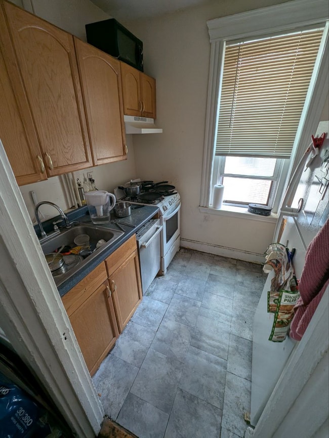 Building Photo - 390 Riverway