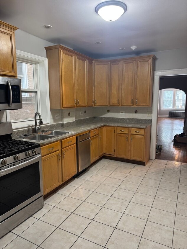 Primary Photo - 2443 W Gunnison St