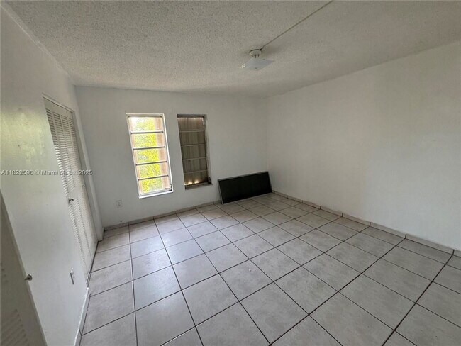 Foto del edificio - 1085 W 68th St
