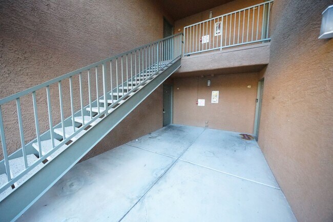 Building Photo - Showings Available NOW