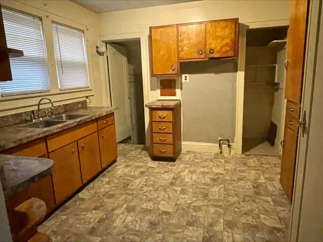 Building Photo - 644 Carpenter St