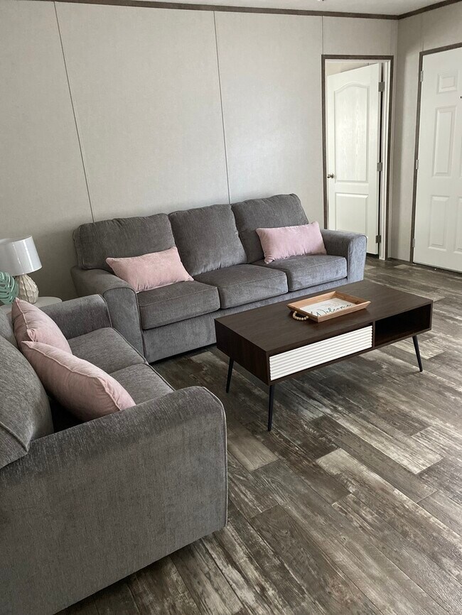 Foto del edificio - Beautiful 2 Bedroom 1 Bath Home/ Tax Refun...