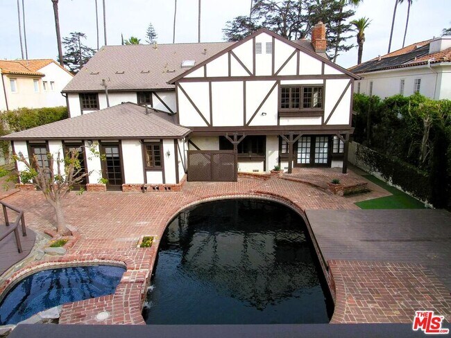 Foto del edificio - 605 Foothill Rd
